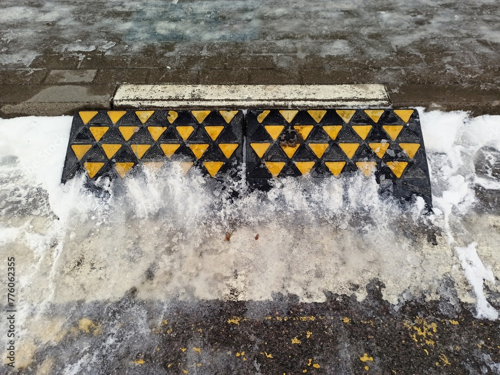 Obraz premium Traffic sign on the road with snow and ice in winter.