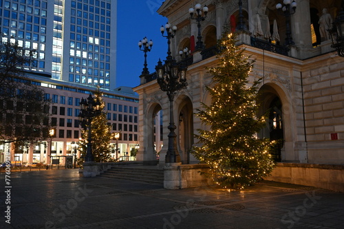 Alte Oper in Frankfurt mit Weihnachtsschmuck