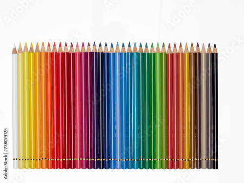 Alignement palette de crayon de couleurs sur fond blanc photo