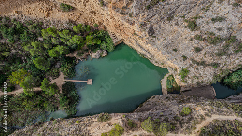 Luftaufnahme eines idyllischen blauen Sees mit Steg in der Schlucht von Chulilla, Spanien