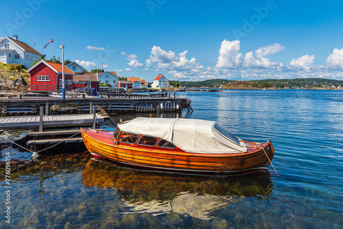 Hafen mit Boot auf der Insel Merdø in Norwegen