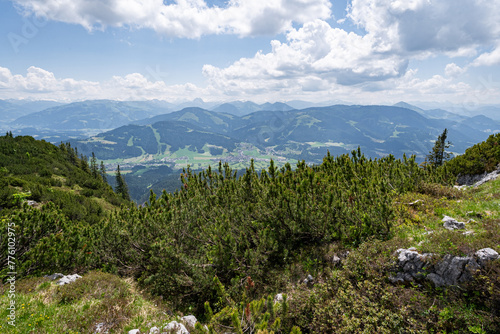 Wandern in den Alpen, Blick ins Tal. photo