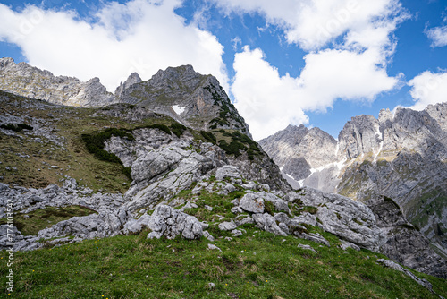 Im alpinen Hochgebirge - bizarres Geröll und schroffe Felsformationen.