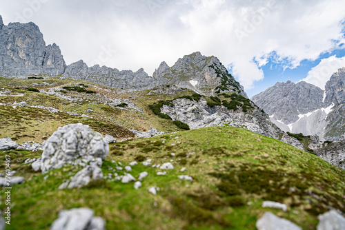 Im alpinen Hochgebirge - bizarres Geröll und schroffe Felsformationen.Landschaftsfoto. photo