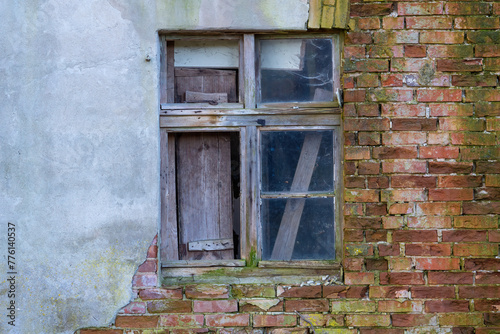 stare okno w domu © Marek