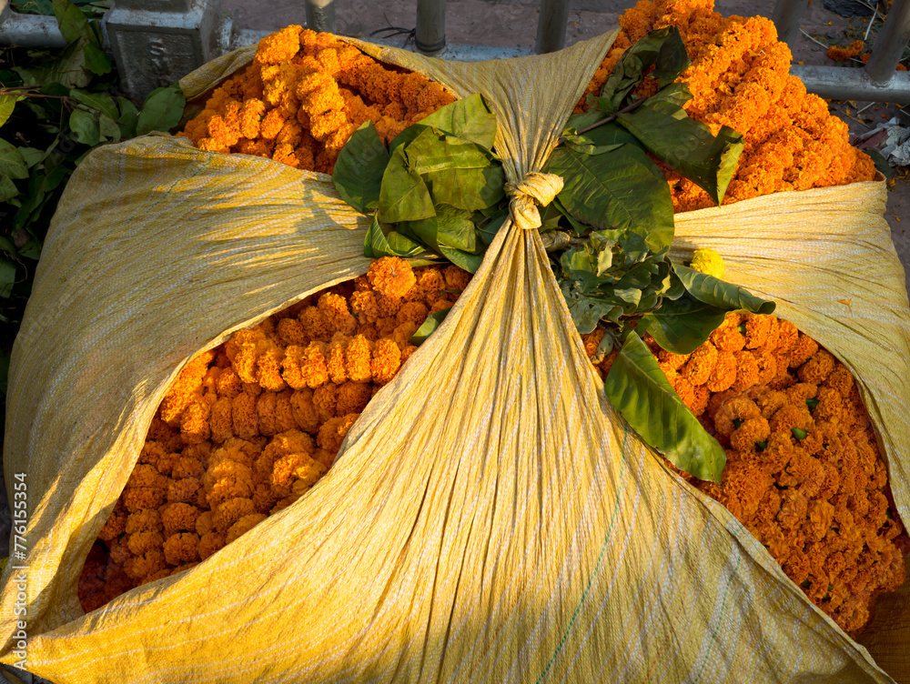 India, Kolkata, Howrah Bridge Mullick Ghat flower market