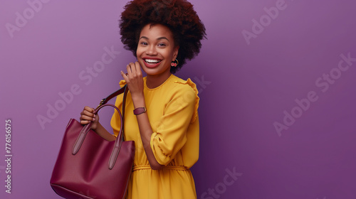 Linda mulher vestindo um vestido amarelo e segurando uma bolsa vinho no fundo roxo