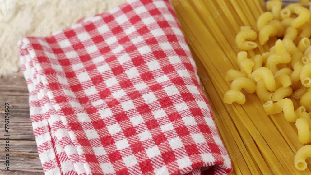 plusieurs sortes de pâtes crues, en gros plan.	