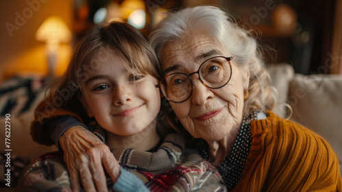 El amor de nieta a su abuela en una imagen enternecedora llena de cariño familiar y ambiente acogedor del hogar.