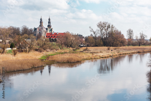 Wielkopolska, wieś Ląd i kościół pocysterski wiosną © Grzegorz Polak