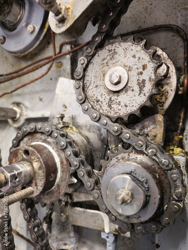 Obraz na płótnie Sprockets and drive chain in an old industrial machine. Keeping machines in full working condition w salonie