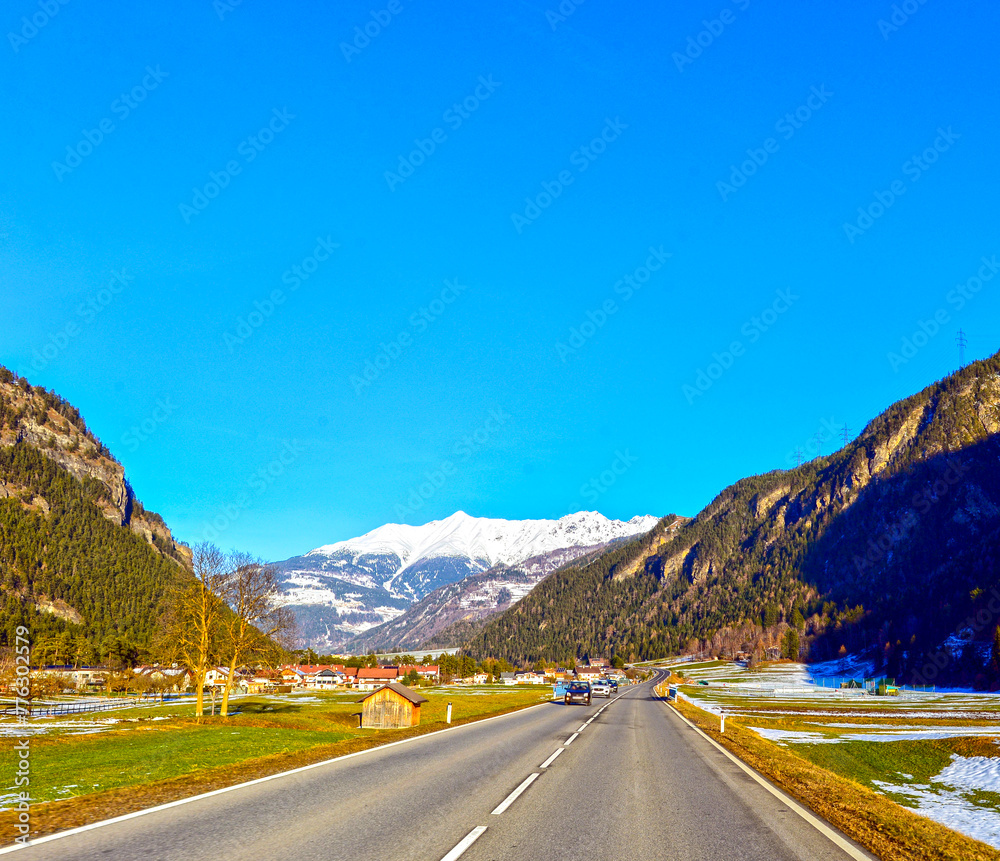 Fototapeta premium Die Reschenstraße B 180 von Pfunds in Richtung Landeck - Tirol (Österreich)