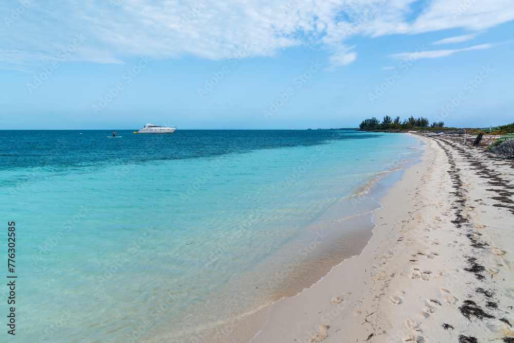 Un Yate y una gran playa