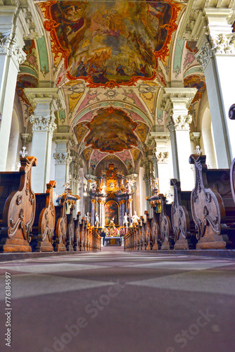 Innenansicht der katholischen Pfarrkirche St. Gangolf in Amorbach (Bayern)