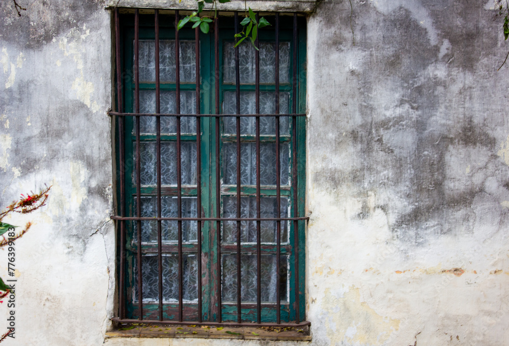 Obraz premium Colony, Uruguay. Old colonial city of cobblestone streets and stone houses. old antique car.