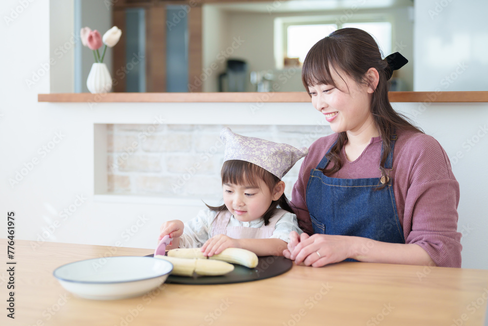 お母さんと一緒に料理を手伝う女の子 お母さんと一緒に料理を手伝う女の子
