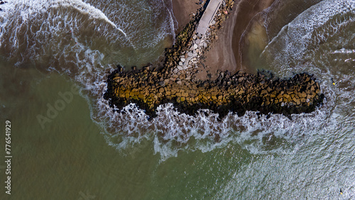 Fotos de drone de la playa y las escolleras de Mar del Plata, Argentina.