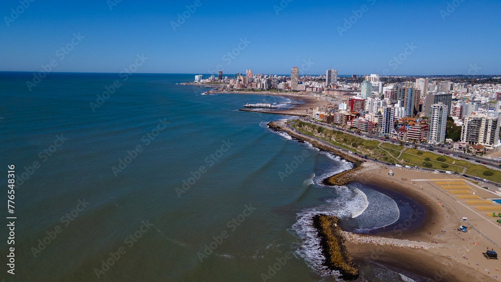 Fototapeta premium Fotografía de la ciudad de Mar del Plata desde el aire con dron. 