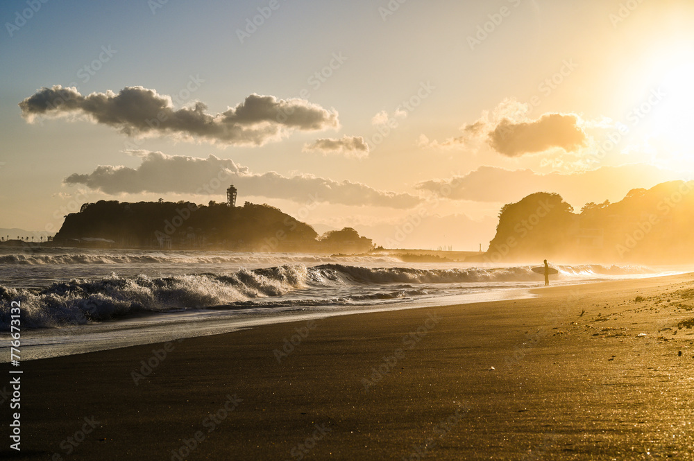 夕焼けの神奈川県湘南江の島と七里ヶ浜