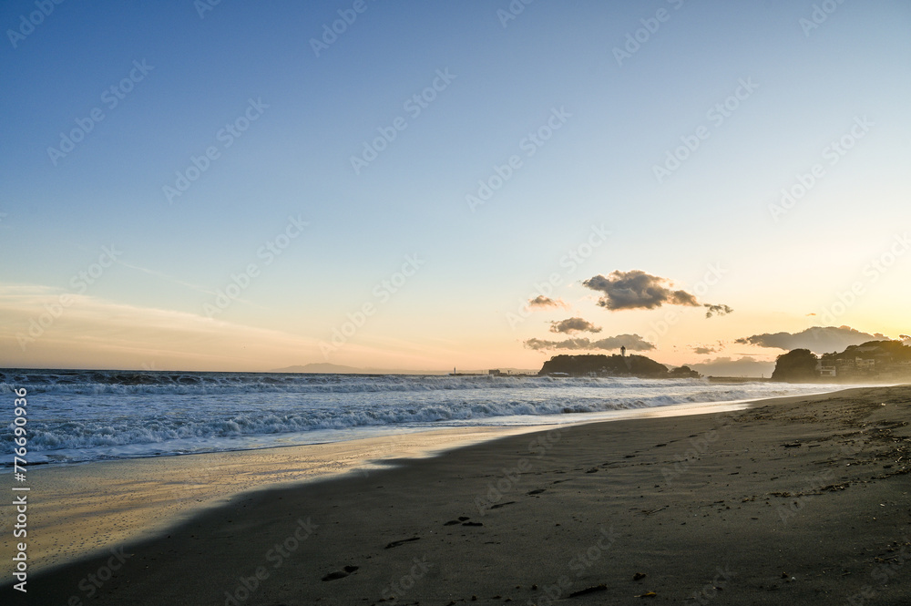 夕焼けの湘南江の島と七里ヶ浜