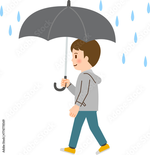 雨の中で傘をさして歩く笑顔の男性
