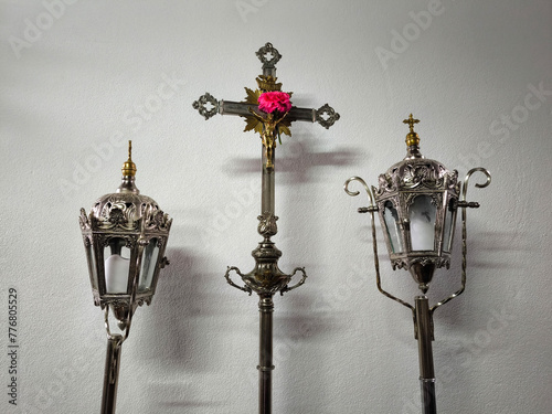 Preparativos Solenes: Crucifixo e lanternas pascais alinhados para se fazer cumprir a tradição da procissão photo