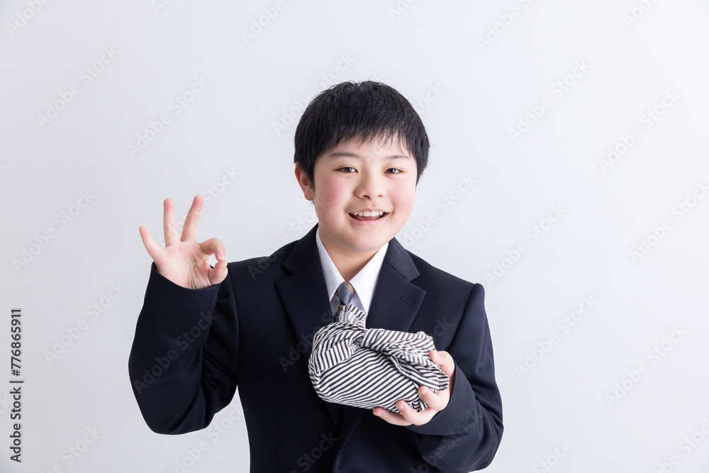 お弁当を持ってOKサインする男の子　lunch box