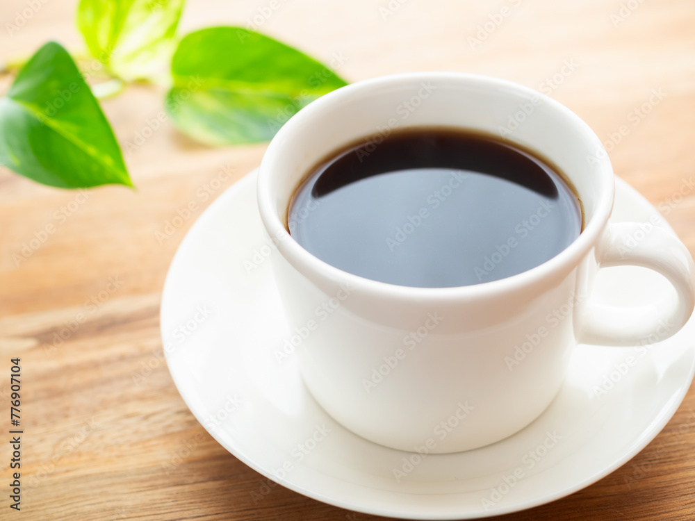 白いカップに入ったホットコーヒー 白いカップに入ったホットコーヒー