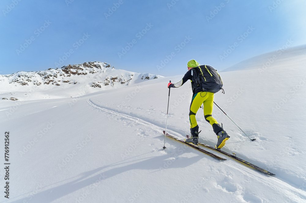 Mountaineer climbs skier alone with sealskin