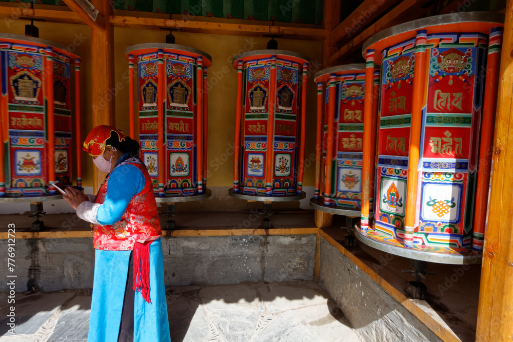 Pielgrzymi w klasztorze buddyjskim - obrazy, fototapety, plakaty 
