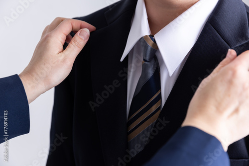 ネクタイを結ぶ手元 Appearance