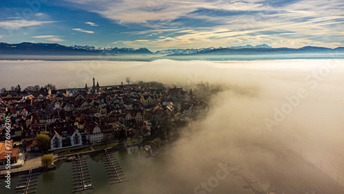 Nebel über dem Bodensee und rund um die Inselstadt Lindau photo