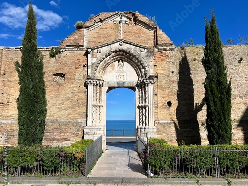 Принти на полотні Chiesa di San Pietro (Vasto). Abruzzo, Italia