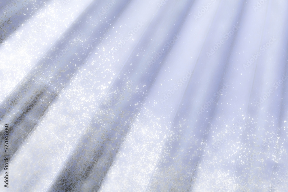 Obraz premium 淡い藤色に扇状に射仕込む光芒と白く舞う花吹雪模様が雅な背景テクスチャー