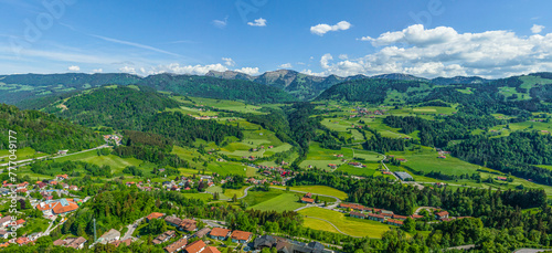Ausblick auf Oberstaufen im deutsch-österreichischen Naturpark Nagelfluhkette im Oberallgäu