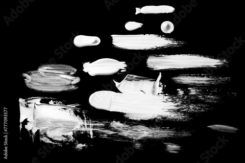 黒背景に白い絵具