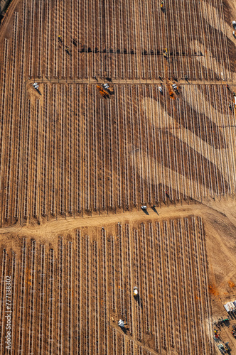 vue aérienne de champs de panneaux solaires en construction à Senonches en France photo