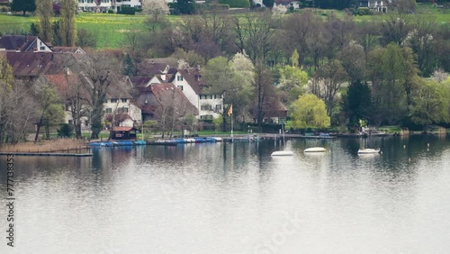 Ufer der Stadt Greifensee am Greifensee, Schweiz im April photo