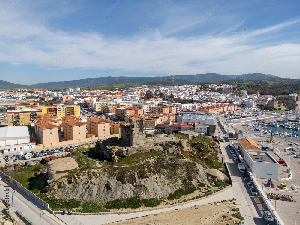 vista aérea del bonito castillo de Santa Catalina en el municipio de Tarifa, Andalucía