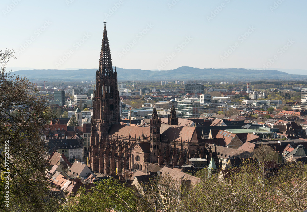 Freiburg im Breisgau, Blick über die Altstadt und das Münster Richtung Westen