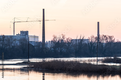 fabryka na brzegu rzeki Odry