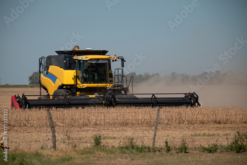Cosechadora de soja trabajando en campo argentino