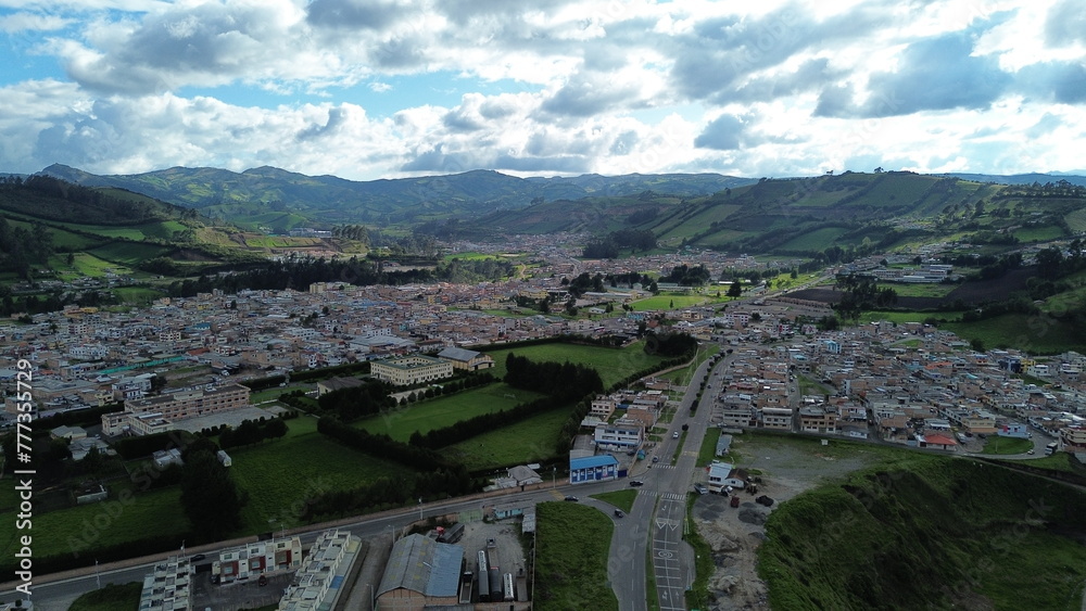 Ciudades y pueblos rodeados de naturaleza observados desde lo alto con drones