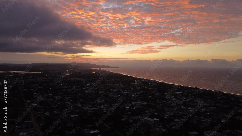 Paisajes de atardeceres en la playa vista desde lo alto mediante fotografías con Dron