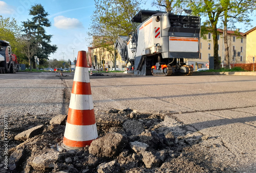 Lavori di asfaltatura in corso per le strade della città photo
