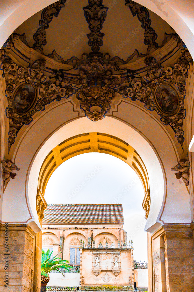 Puerta de acceso a la Mezquita-Catedral de Córdoba (Andalucía-España)