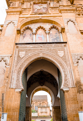 Obraz na płótnie Puerta de acceso a la Mezquita-Catedral de Córdoba (Andalucía-España) w salonie