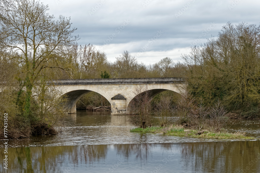 Fototapeta premium Pont sur la rivière Le Thouet à Montreuil-Bellay dans le Maine-et-Loire - France