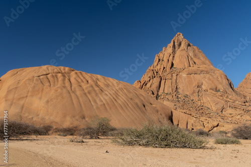 Berg Spitzkomme in Namibia bei Sonnenuntergang, orangefarbener Sandstein