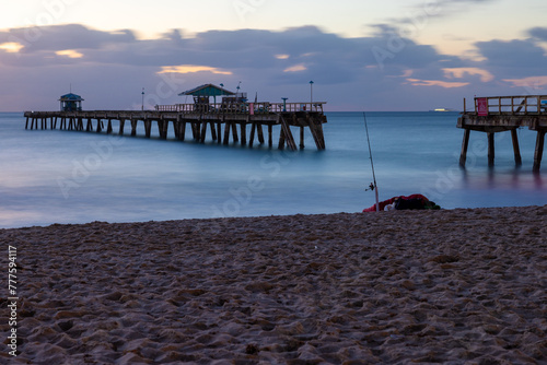 Fototapeta Naklejka Na Ścianę i Meble -  Sunrise at Anglins Fishing Pier at Lauderdale-by-the-Sea